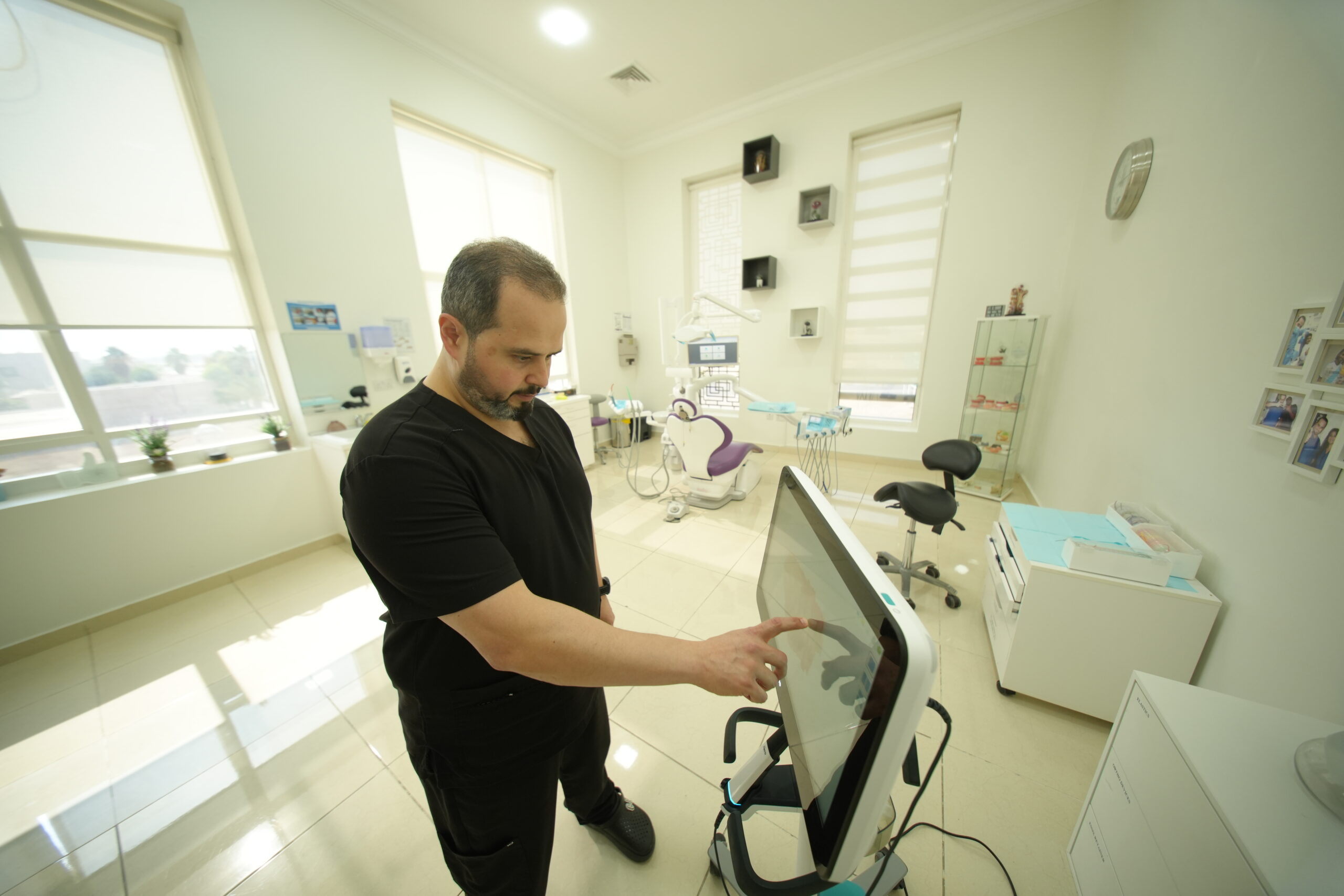 دليلك الشامل لـ تقويم اسنان في الامارات | الأنواع والخطوات مع د. خالد الكاتب