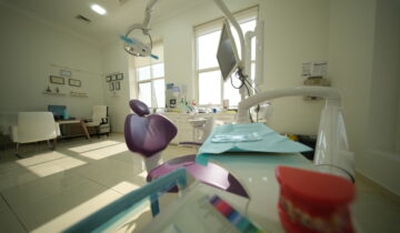 أفضل أخصائي تقويم أسنان في العين: كيف تختار الطبيب المناسب؟