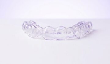 هل تعود الأسنان للحركة بعد التقويم؟ كل ما تريد معرفته عن “المثبت” مع د. خالد الكاتب